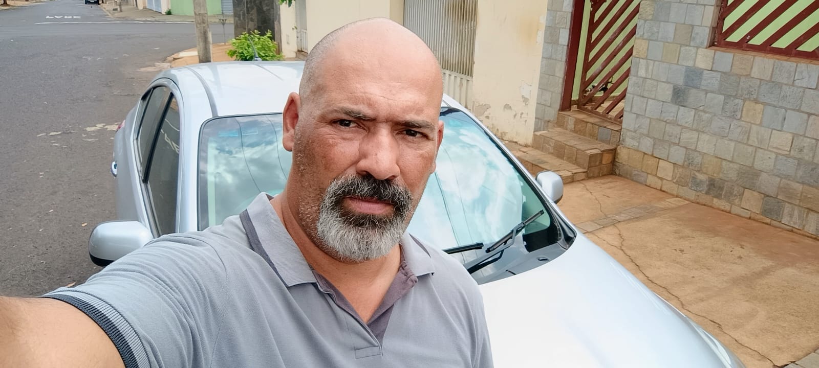 Motorista ganha indenização por excesso de prazo em bloqueio da UBER